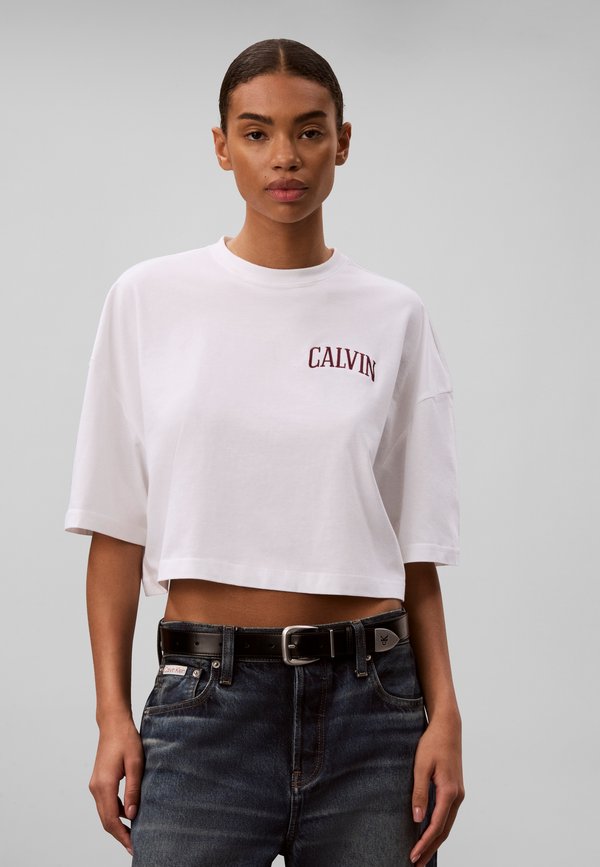Calvin Klein Jeans BOXY CROPPED BACK VARISTY LOGO - Print T-shirt - bright white