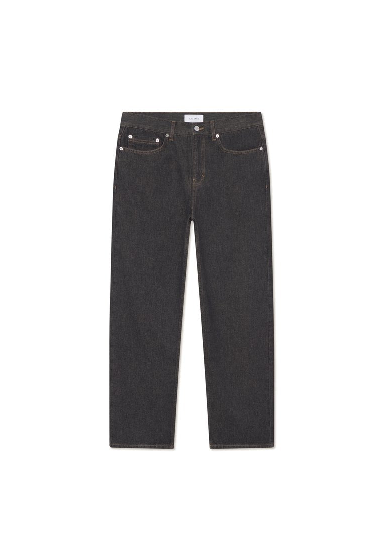 Dunkle Jeans aus Denim mit geradem Bein, Fünf-Taschen-Stil, Metallbeschlägen und einer subtilen Textur; minimale Markenkennzeichnung am Bund.