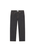 Dunkle Jeans aus Denim mit geradem Bein, Fünf-Taschen-Stil, Metallbeschlägen und einer subtilen Textur; minimale Markenkennzeichnung am Bund.