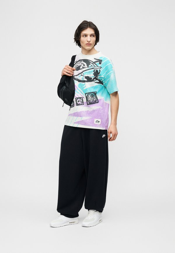 Nike Sportswear TEE POST STAMP UNISEX - Print T-shirt - spruce aura