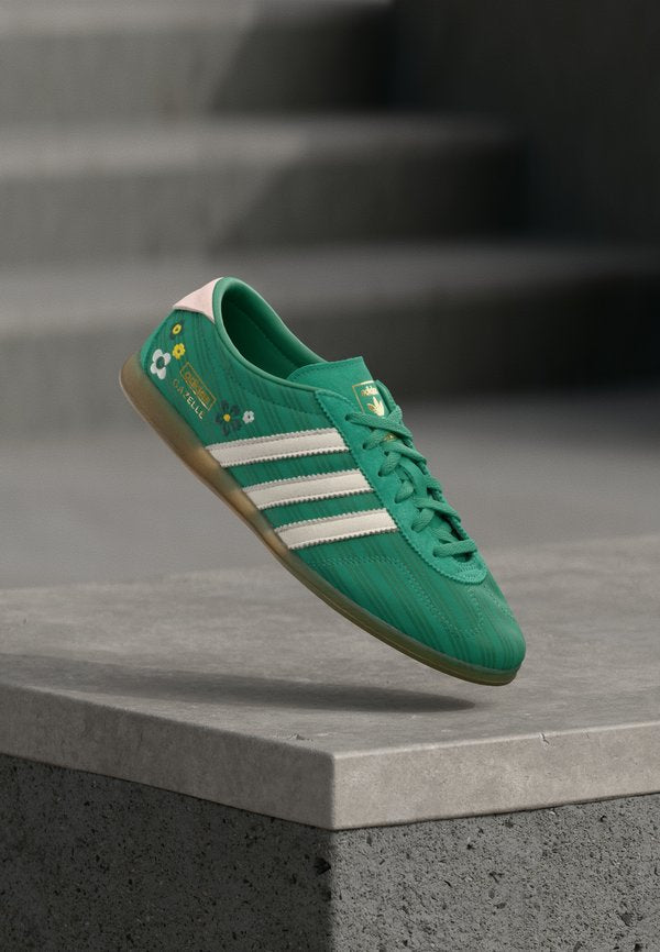 adidas Originals GAZELLE LO PRO W X LIBERTY - Trainers - bold green/off white