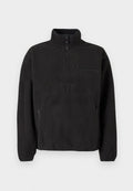 Schwarzer Fleece-Pullover mit hohem Kragen, halbem Reißverschluss und vorderer Reißverschlusstasche. Verfügt über eine strukturierte Stoffoberfläche und ein geprägtes Logo.