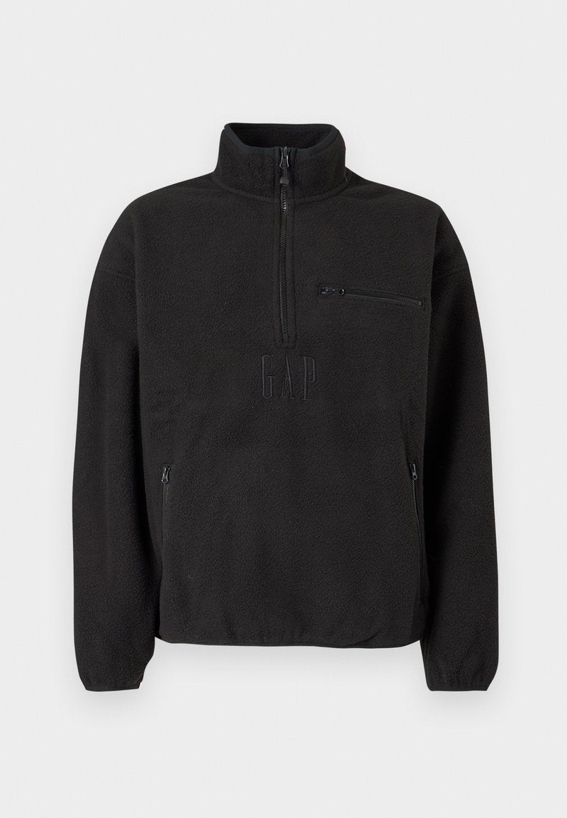 Schwarzer Fleece-Pullover mit hohem Kragen, halbem Reißverschluss und vorderer Reißverschlusstasche. Verfügt über eine strukturierte Stoffoberfläche und ein geprägtes Logo.