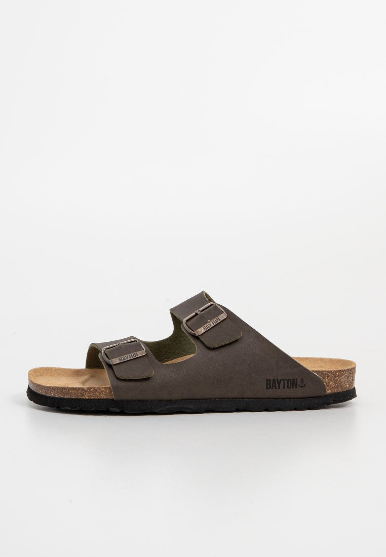 Brauner Rutschsandal mit zwei verstellbaren Schnallenriemen, Korkfußbett und strukturiertem schwarzen Laufsohle. An der Seite mit "BAYTON" gekennzeichnet.