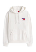 Weißer Kapuzenpullover mit einer Fronttasche, gerippten Bündchen und einem kleinen roten und lila "TOMMY JEANS"-Logo auf der Brust.