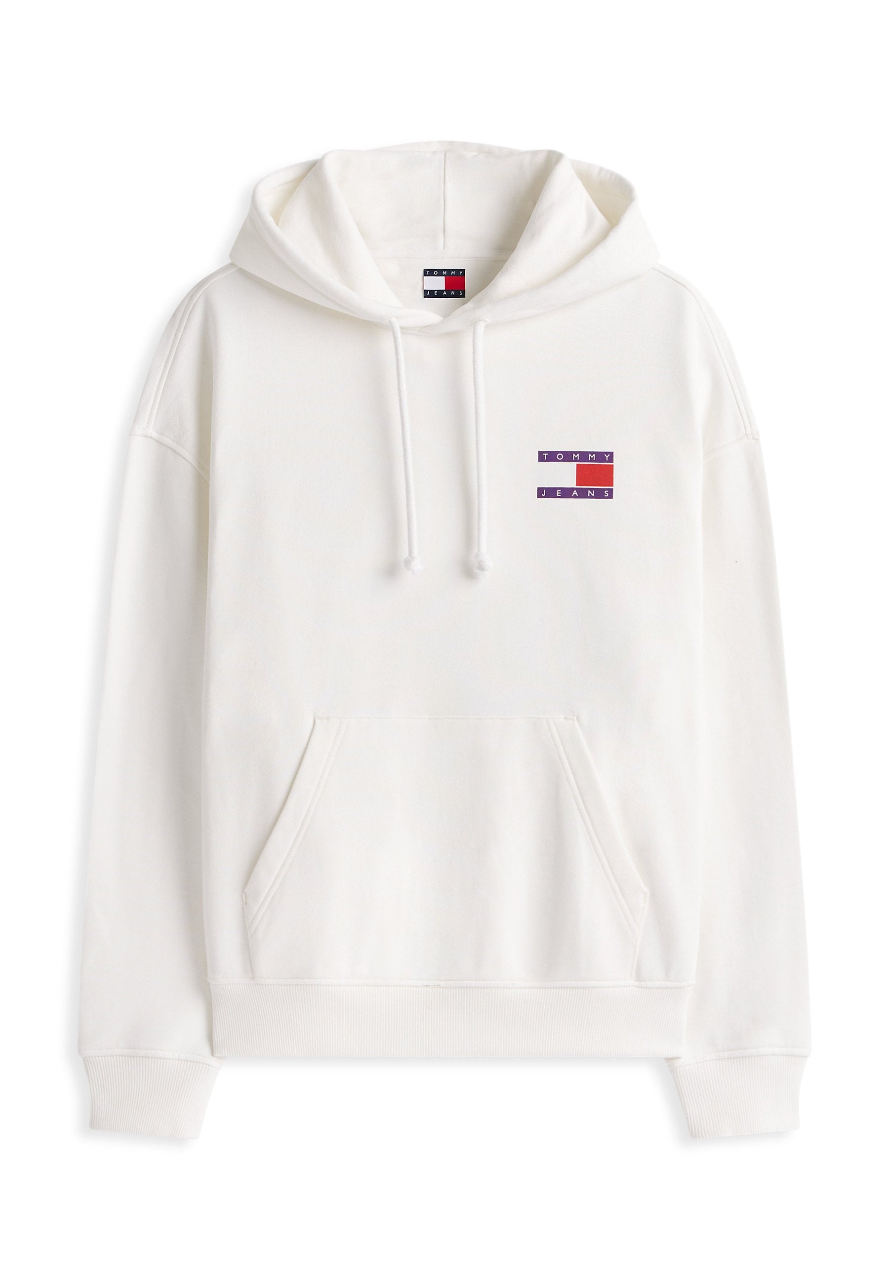 Weißer Kapuzenpullover mit einer Fronttasche, gerippten Bündchen und einem kleinen roten und lila "TOMMY JEANS"-Logo auf der Brust.