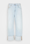 Helleblaue Denim-Jeans mit geradem Bein, aufgerollten Säumen, sichtbaren Nähten und einem standardmäßigen Knopfverschluss am Bund.