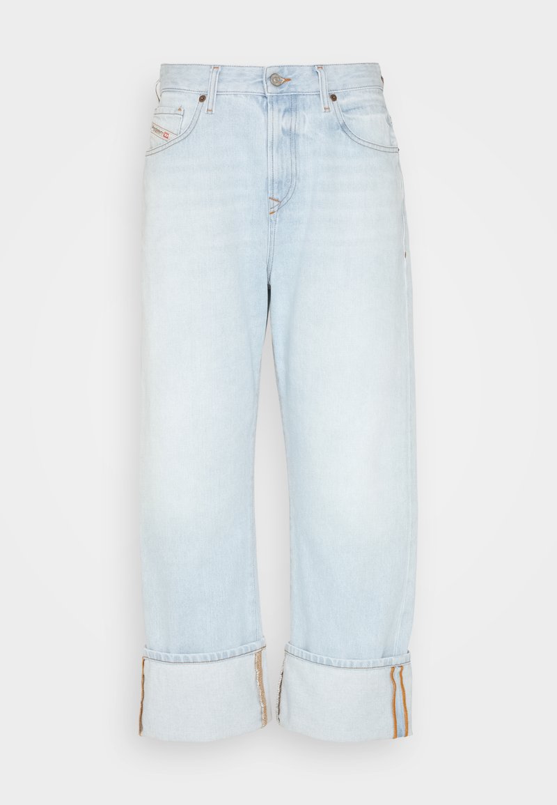 Helleblaue Denim-Jeans mit geradem Bein, aufgerollten Säumen, sichtbaren Nähten und einem standardmäßigen Knopfverschluss am Bund.