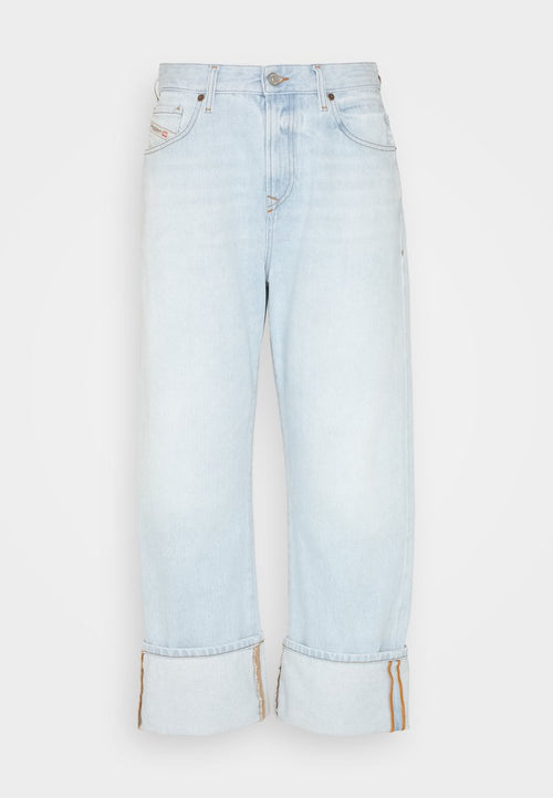 Helleblaue Denim-Jeans mit geradem Bein, aufgerollten Säumen, sichtbaren Nähten und einem standardmäßigen Knopfverschluss am Bund.