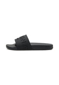 Schwarze Slide-Sandale mit breitem Riemen mit erhabenen Markenschriftzügen, konturiertem Fußbett und strukturierter Sohle.