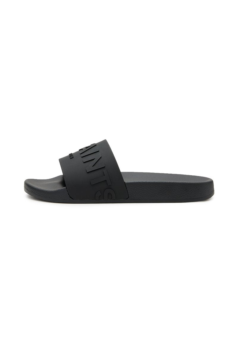 Schwarze Slide-Sandale mit breitem Riemen mit erhabenen Markenschriftzügen, konturiertem Fußbett und strukturierter Sohle.