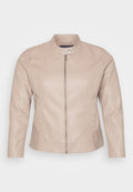 Beige Lederjacke mit rundem Kragen, vorne mit Reißverschluss, seitlichen Taschen und glatter Textur. Taillierte Passform und minimalistisches Design.