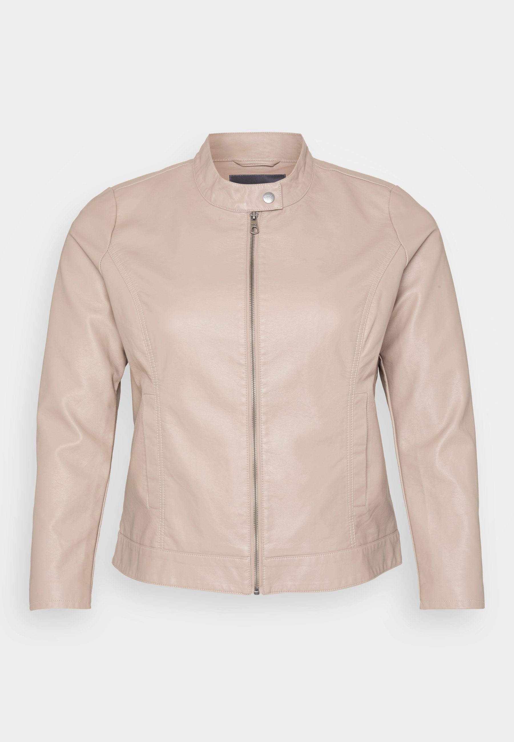 Beige Lederjacke mit rundem Kragen, vorne mit Reißverschluss, seitlichen Taschen und glatter Textur. Taillierte Passform und minimalistisches Design.