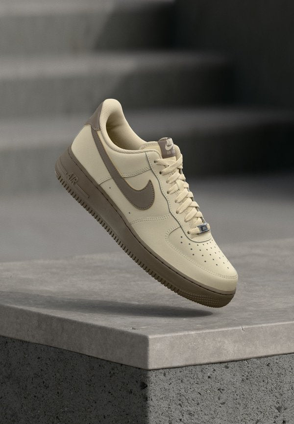 Nike Sportswear AIR FORCE 1 07 ESS - Trainers - rattan/olive grey