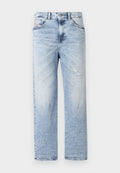 Helle blaue Jeans im geraden Schnitt, mit leichter Abnutzung und traditionellem Fünf-Taschen-Design. Klassischer Bund mit Knopf.