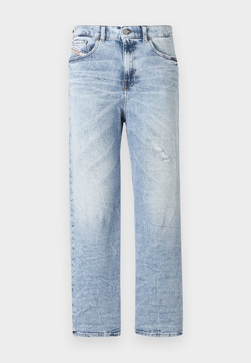 Helle blaue Jeans im geraden Schnitt, mit leichter Abnutzung und traditionellem Fünf-Taschen-Design. Klassischer Bund mit Knopf.