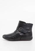 Schwarze Leder-Stiefeletten mit einem Gurt mit Schnalle, abgerundetem Zehenbereich und genähten Details an der Oberseite, ausgestattet mit einer flexiblen Gummisohle.
