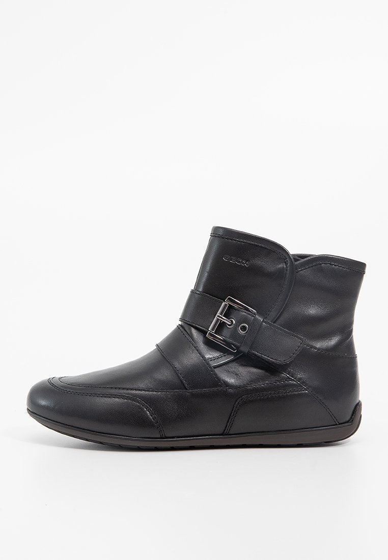 Schwarze Leder-Stiefeletten mit einem Gurt mit Schnalle, abgerundetem Zehenbereich und genähten Details an der Oberseite, ausgestattet mit einer flexiblen Gummisohle.