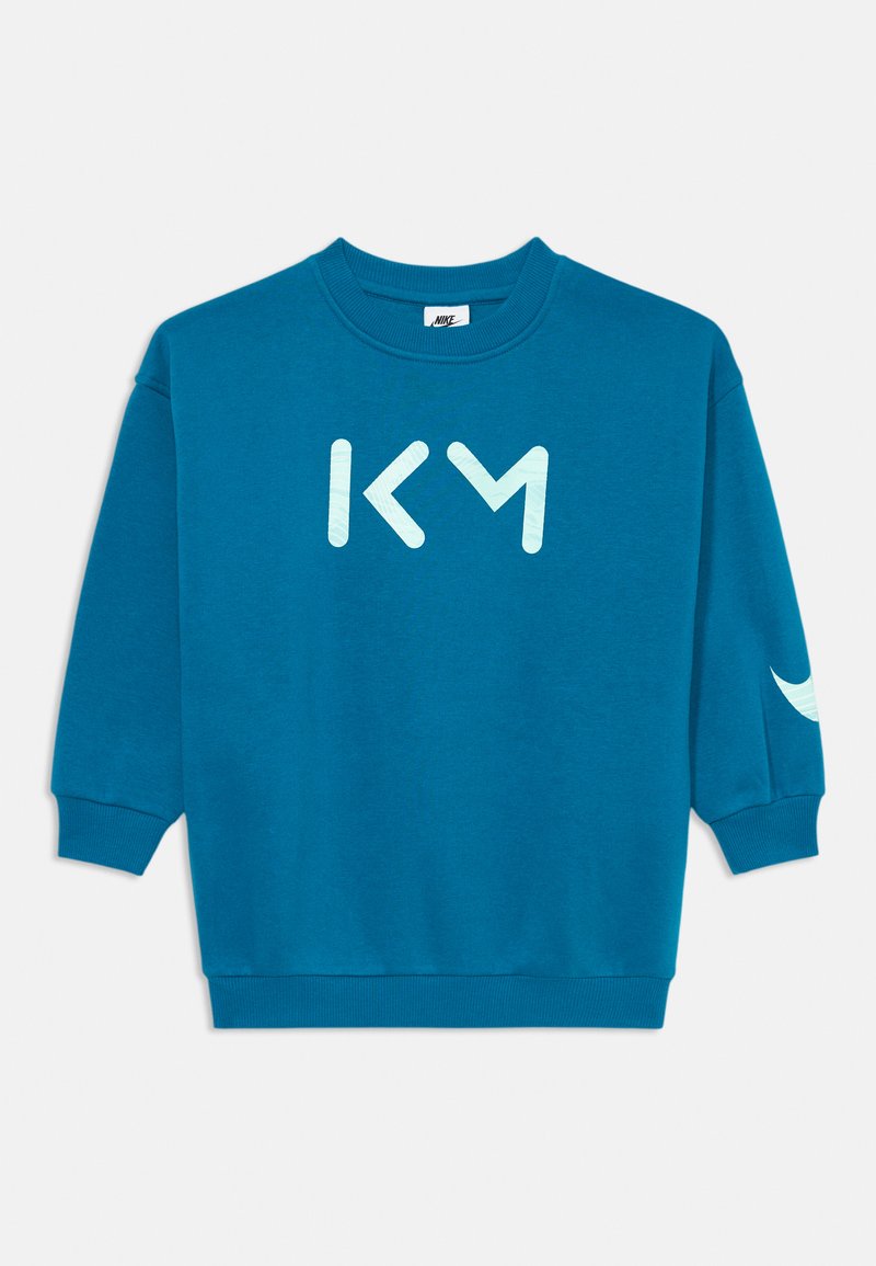 Teal Sweatshirt mit langen Ärmeln, gerippten Bündchen und Rundhalsausschnitt. Auf der Vorderseite befinden sich die Buchstaben "KM" in Hellblau und ein Logo-Akzent auf dem Ärmel.