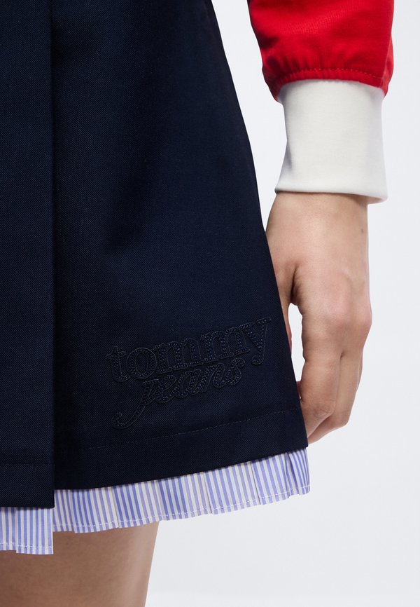 Tommy Jeans TONAL LOGO APPLIQUÉ PLEATED MINI SKIRT