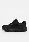 Schwarze Sneaker aus Wildleder und synthetischen Materialien. Verfügt über ein Schnürdesign, gepolsterten Schaft und eine strukturierte Gummisohle. Logo an der Seite.