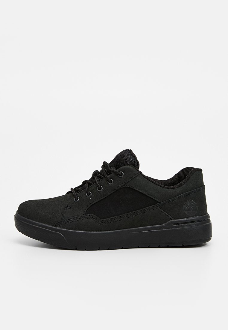 Schwarze Sneaker aus Wildleder und synthetischen Materialien. Verfügt über ein Schnürdesign, gepolsterten Schaft und eine strukturierte Gummisohle. Logo an der Seite.