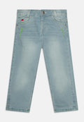 Helle blaue Jeans aus Denim mit einem leicht verwaschenen Finish, ausgestattet mit grünen Nähakzenten und klassischem Fünf-Taschen-Design.