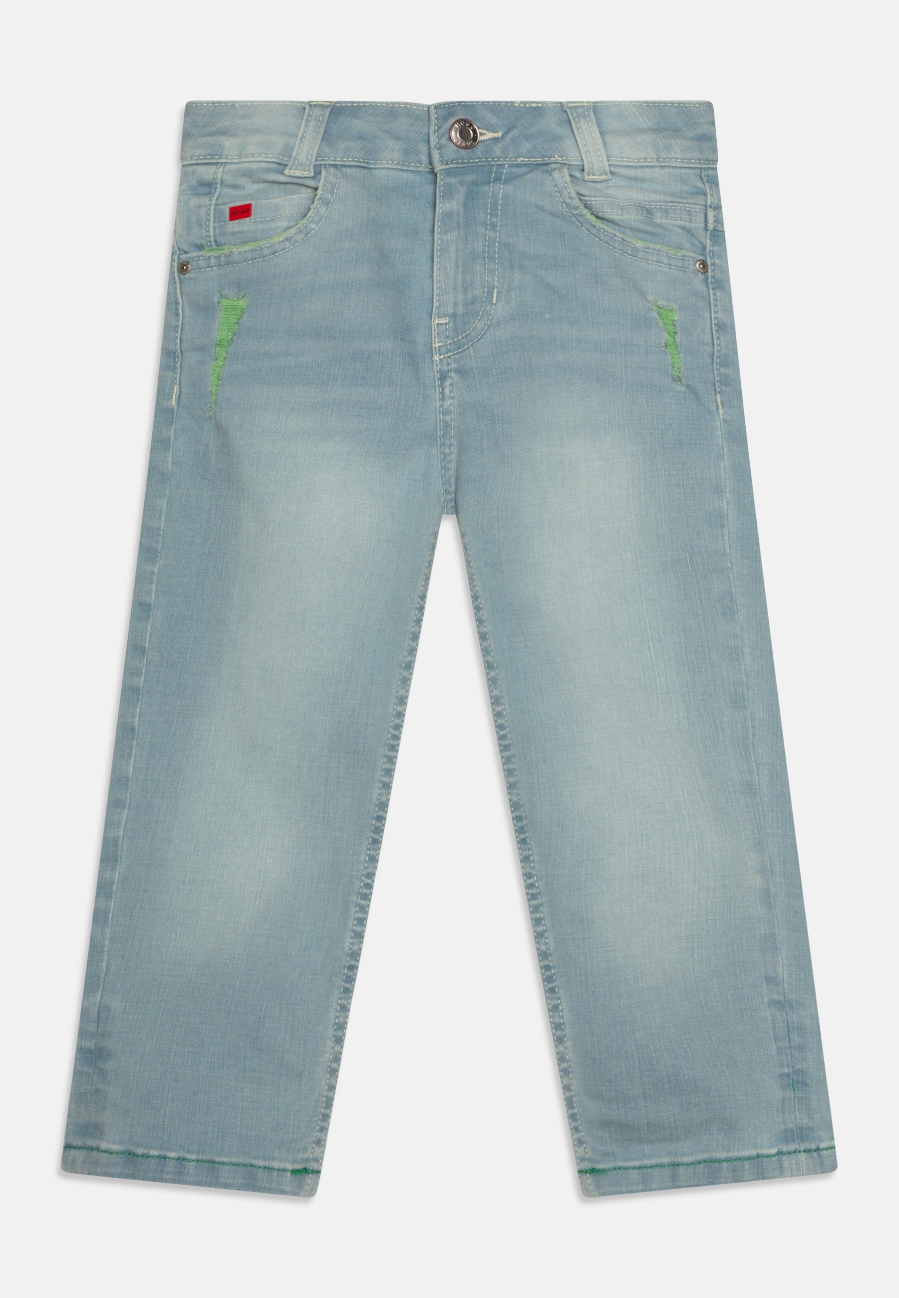 Helle blaue Jeans aus Denim mit einem leicht verwaschenen Finish, ausgestattet mit grünen Nähakzenten und klassischem Fünf-Taschen-Design.