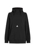 Schwarzer Kapuzenpullover mit hohem Kragen, Kordelzug, Fronttasche, elastischem Saum und einem dreieckigen Logopatch. Weicher, glatter Stoff.