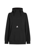 Schwarzer Kapuzenpullover mit hohem Kragen, Kordelzug, Fronttasche, elastischem Saum und einem dreieckigen Logopatch. Weicher, glatter Stoff.