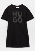 Schwarzes Baumwoll-T-Shirt mit kurzen Ärmeln und rundem Ausschnitt, verziert mit Strassbuchstaben, die "HUGO" in einem großen, auffälligen Design schreiben.