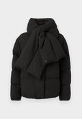 Schwarze Steppjacke mit einem großen, verdrehten Schal-ähnlichen Kragen. Verfügt über ein gestepptes Design und ein kleines Logo auf der Vorderseite. Weicher Stoff.