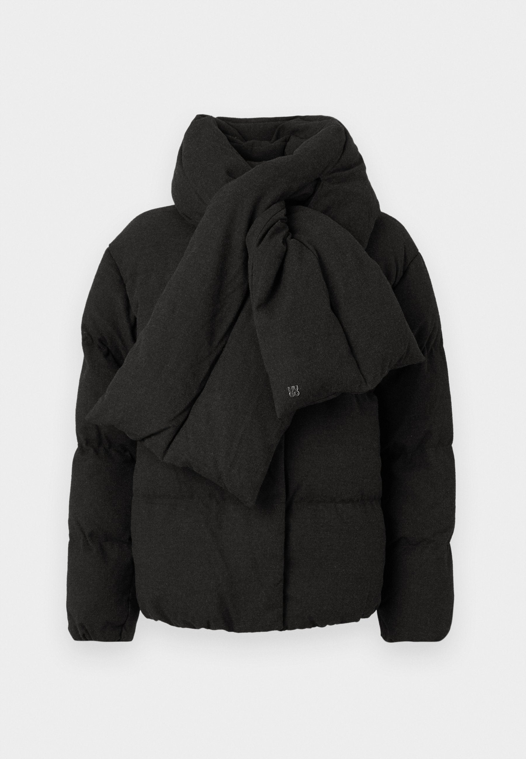 Schwarze Steppjacke mit einem großen, verdrehten Schal-ähnlichen Kragen. Verfügt über ein gestepptes Design und ein kleines Logo auf der Vorderseite. Weicher Stoff.