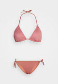 Zweiteiliges Bikini-Set aus weichem rosa Stoff. Dreiecksoberteil mit Bindebändern, passende Unterteile mit seitlichen Bändern und orangefarbenen Akzenten. Weiche Textur.