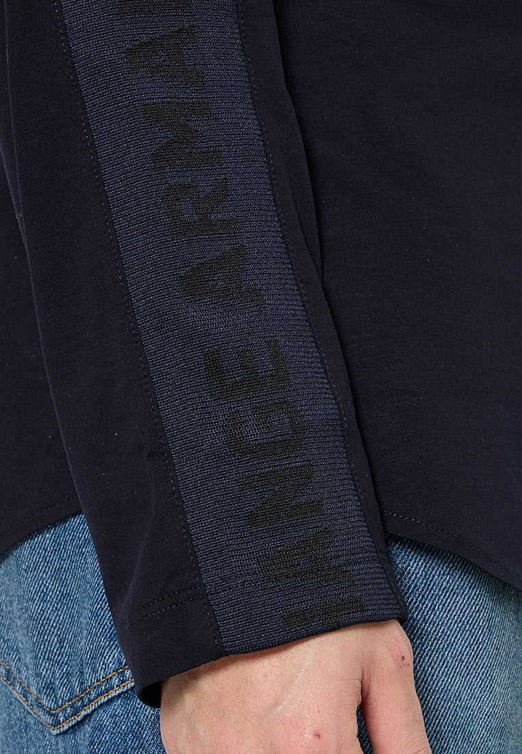 LOOSE FIT Media 6