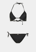 Schwarzes Bikini-Set mit einem dreieckigen Neckholder-Oberteil, das verstellbare Bindebänder und ein einfaches Design aufweist. Die Strings haben seitliche Bindebänder und einen klassischen Schnitt.