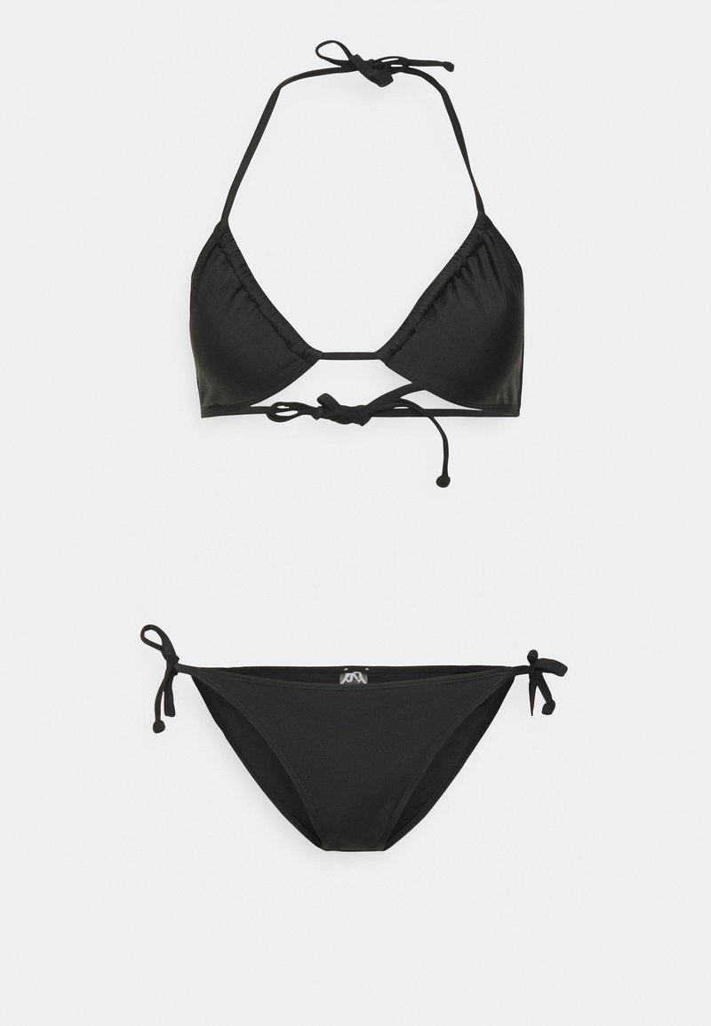 Schwarzes Bikini-Set mit einem dreieckigen Neckholder-Oberteil, das verstellbare Bindebänder und ein einfaches Design aufweist. Die Strings haben seitliche Bindebänder und einen klassischen Schnitt.