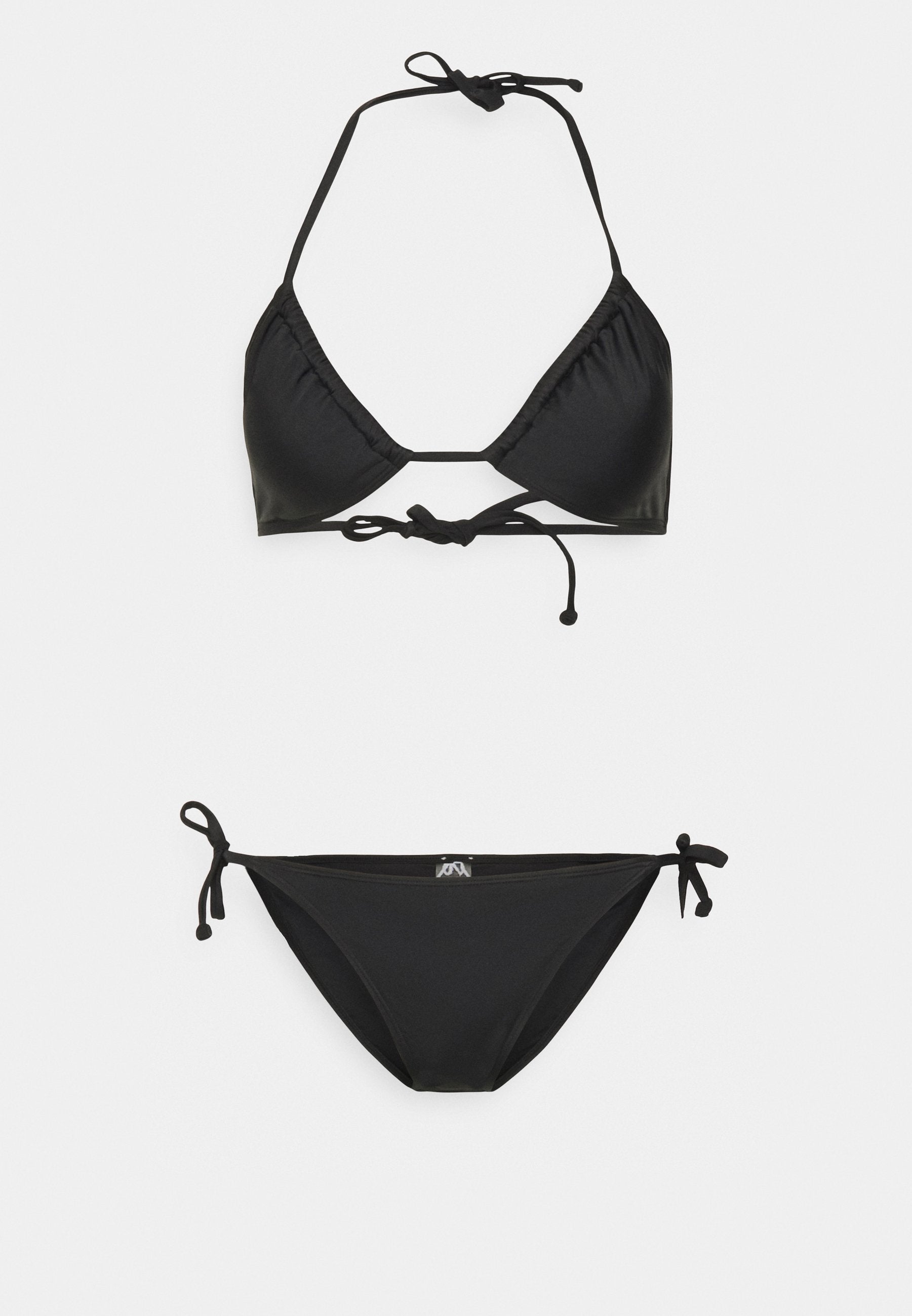 Schwarzes Bikini-Set mit einem dreieckigen Neckholder-Oberteil, das verstellbare Bindebänder und ein einfaches Design aufweist. Die Strings haben seitliche Bindebänder und einen klassischen Schnitt.