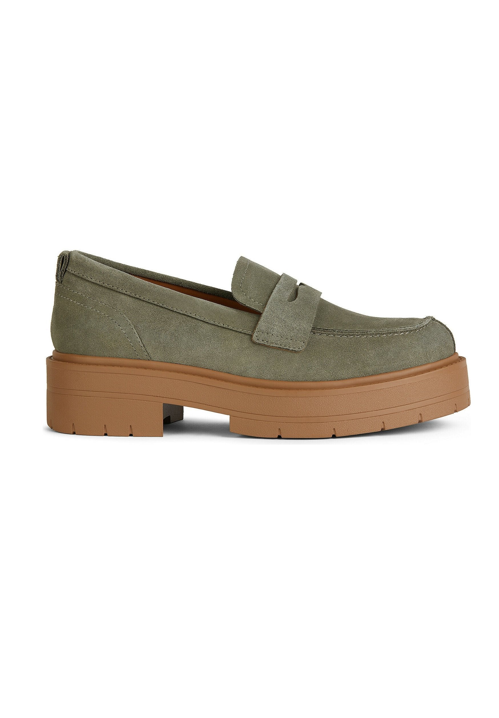 Grüne Wildleder-Pantoletten mit einer flachen, massiven braunen Sohle und einem einfachen Riemen über die Vorderseite. Glatte Textur mit gestickten Akzenten.