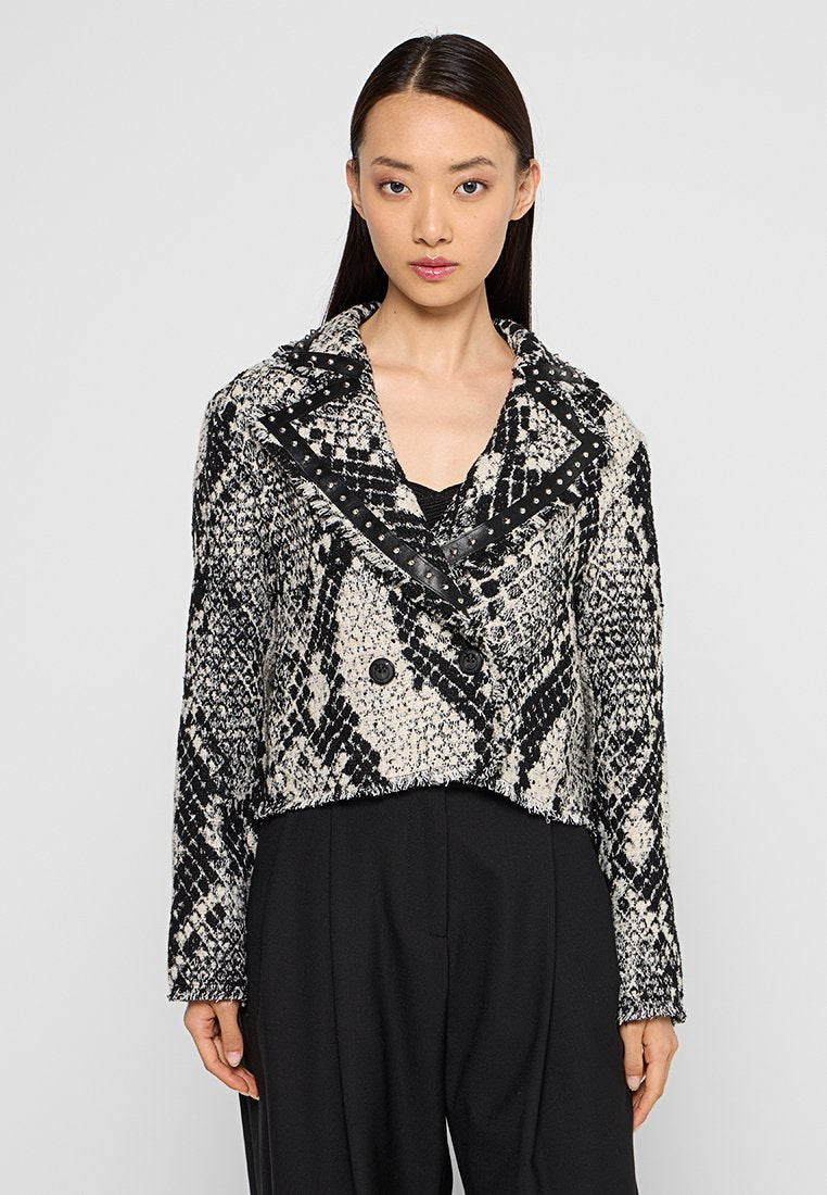 Taillierte Jacke in einem schwarz-weißen Schlangenmuster, mit breitem Kragen, doppelter Knopfverschluss und Lederakzenten.