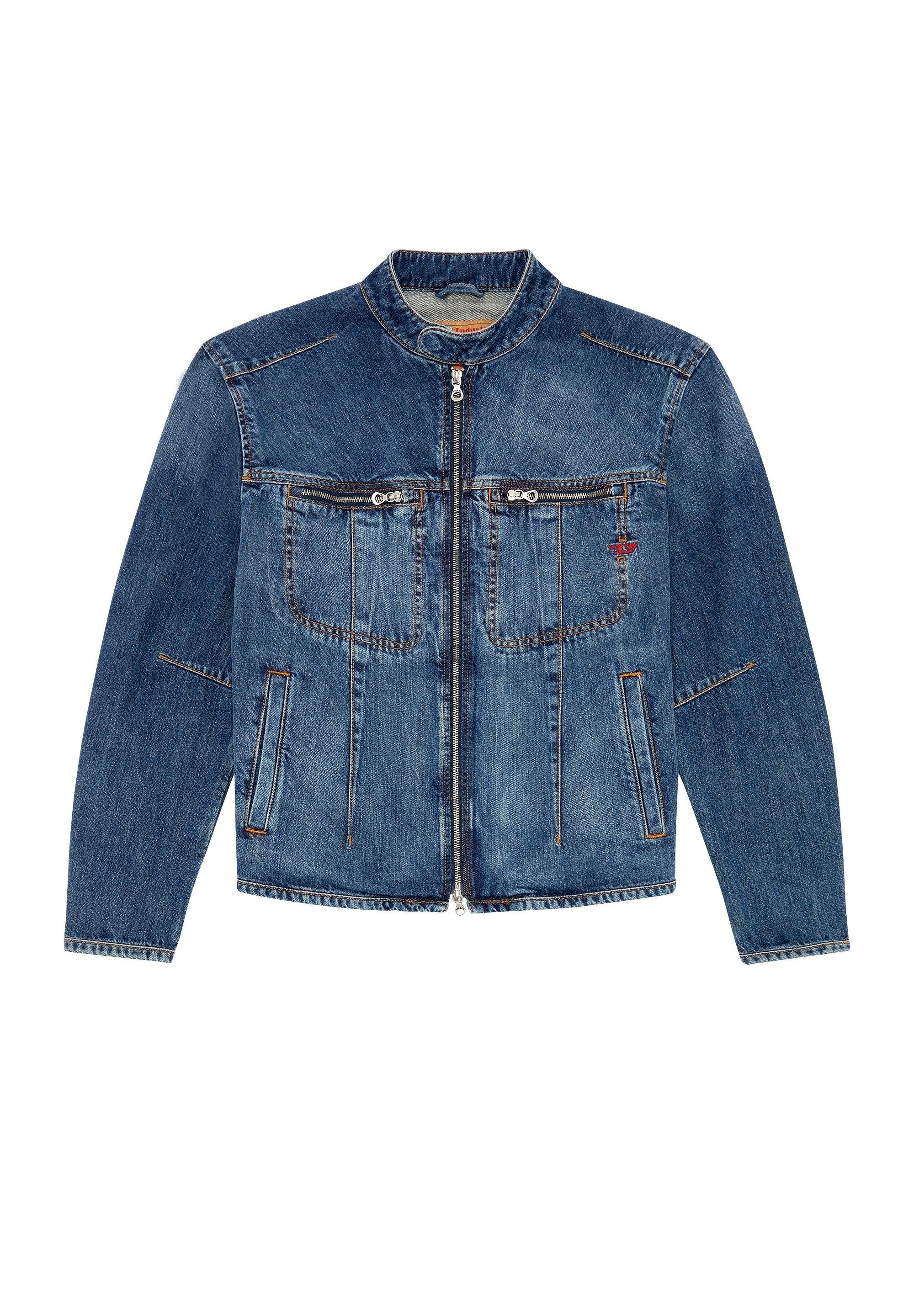 Jeansjacke in hellblau mit Kragen, durchgehendem Reißverschluss, zwei Brusttaschen mit Reißverschluss und zwei seitlichen Taschen; mit kontrastierenden Nähten.