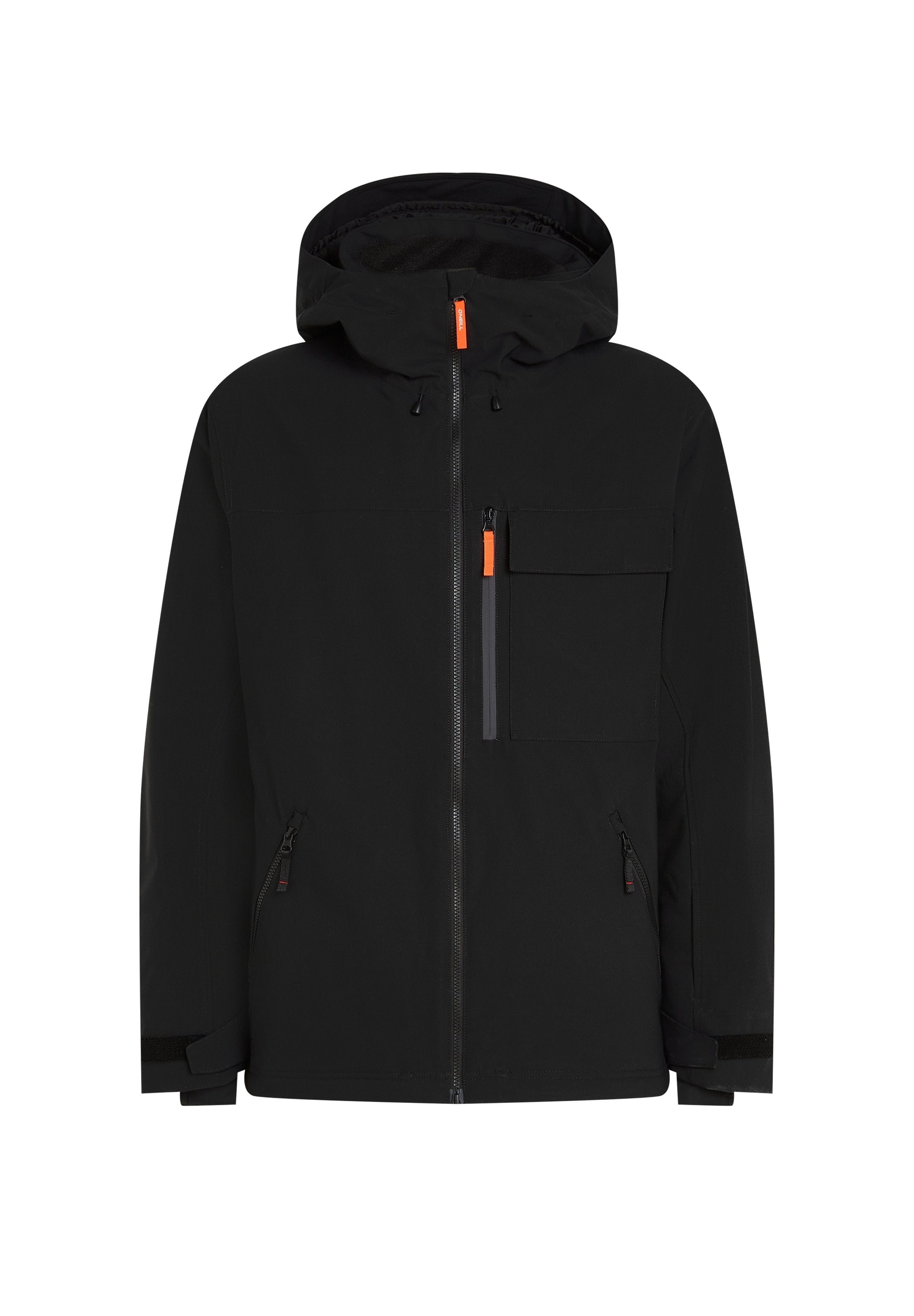 Schwarze wasserdichte Jacke mit Kapuze, ausgestattet mit orangen Reißverschlussanhängern, mehreren Taschen und verstellbaren Bündchen. Glatte Textur und schlichtes Design.