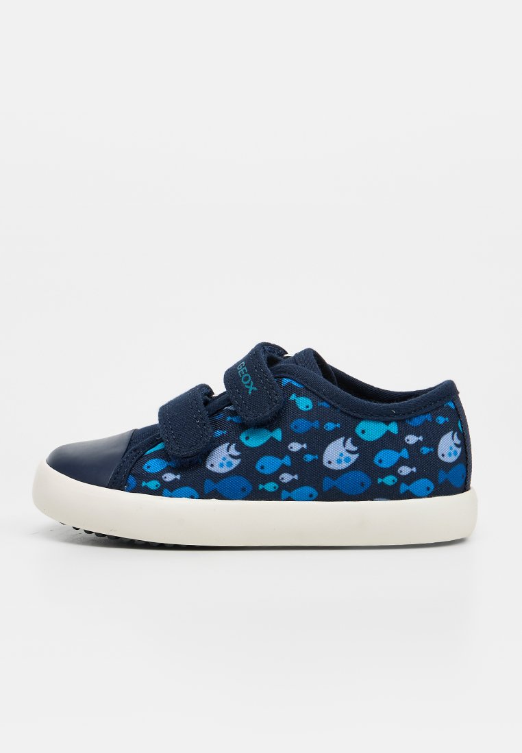 Marineblaue Kindersneaker mit hellblauem Fischmuster, marineblauer Zehenkappe, weißer Sohle und zwei Klettverschlüssen zum Verschließen.