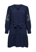 Marineblaues langärmeliges Kleid mit V-Ausschnitt, Blumenstickerei auf den Ärmeln und einem gebundenen Taillengürtel, mit gerafftem Rocksaum.