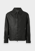 Schwarze Lederjacke mit Kragen, vorderem Reißverschluss, seitlichen Reißverschlusstaschen und langen Ärmeln mit Manschettendetails.