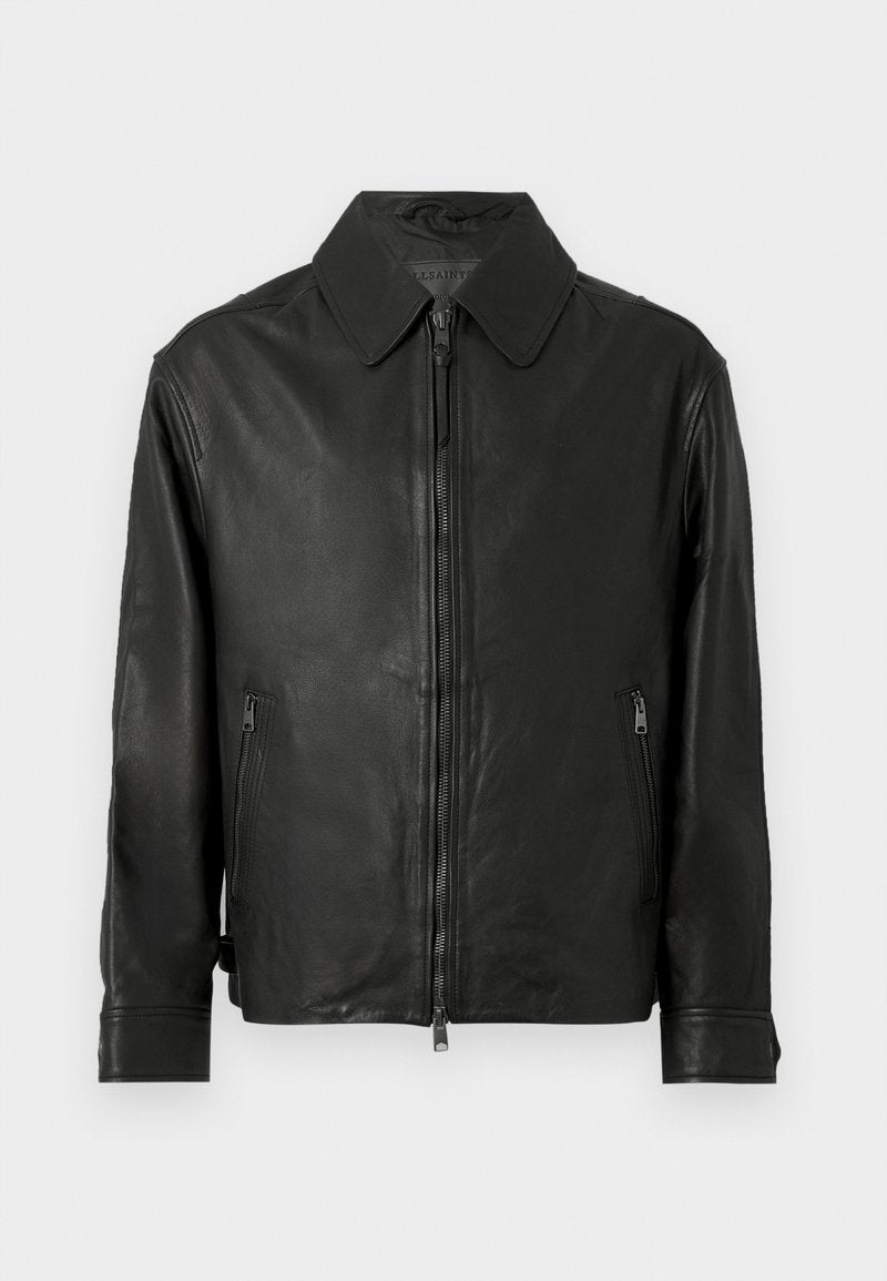 Schwarze Lederjacke mit Kragen, vorderem Reißverschluss, seitlichen Reißverschlusstaschen und langen Ärmeln mit Manschettendetails.