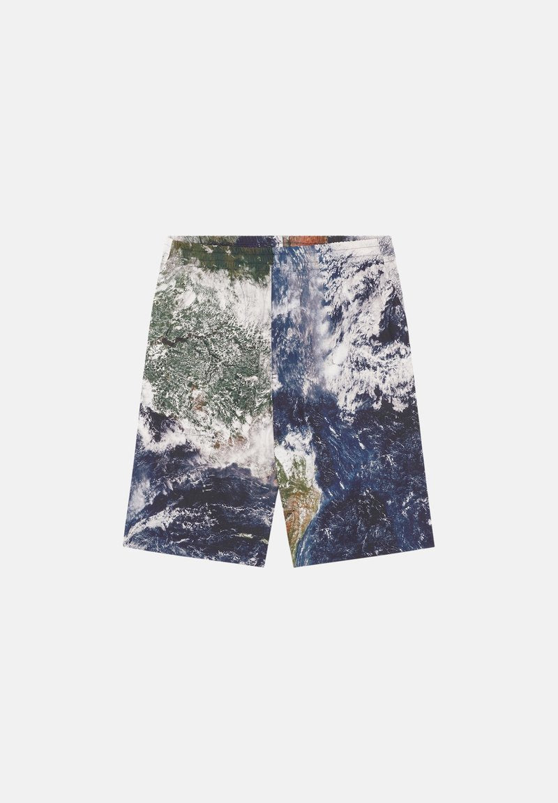 Shorts mit einem Kartenmotiv, das das Land und Wasser der Erde darstellt, in einer Kombination aus Grün-, Blau- und Brauntönen und mit einer glatten Textur.