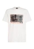 Weißes Baumwoll-T-Shirt mit einem grafischen Print eines Surfers, Sonne und Mustern in Schwarz und Pfirsich, mit Rundhalsausschnitt und kurzen Ärmeln.