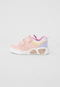 Rosa Sneaker aus Netz- und Synthetikmaterialien, ausgestattet mit zwei Klettverschlüssen, strukturierten Akzenten und einer weißen Sohle mit durchsichtigen Details.