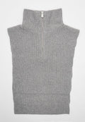 Grauer gestrickter ärmelloser Rollkragenpullover mit einem halben Reißverschluss vorne und einer gerippten Struktur.